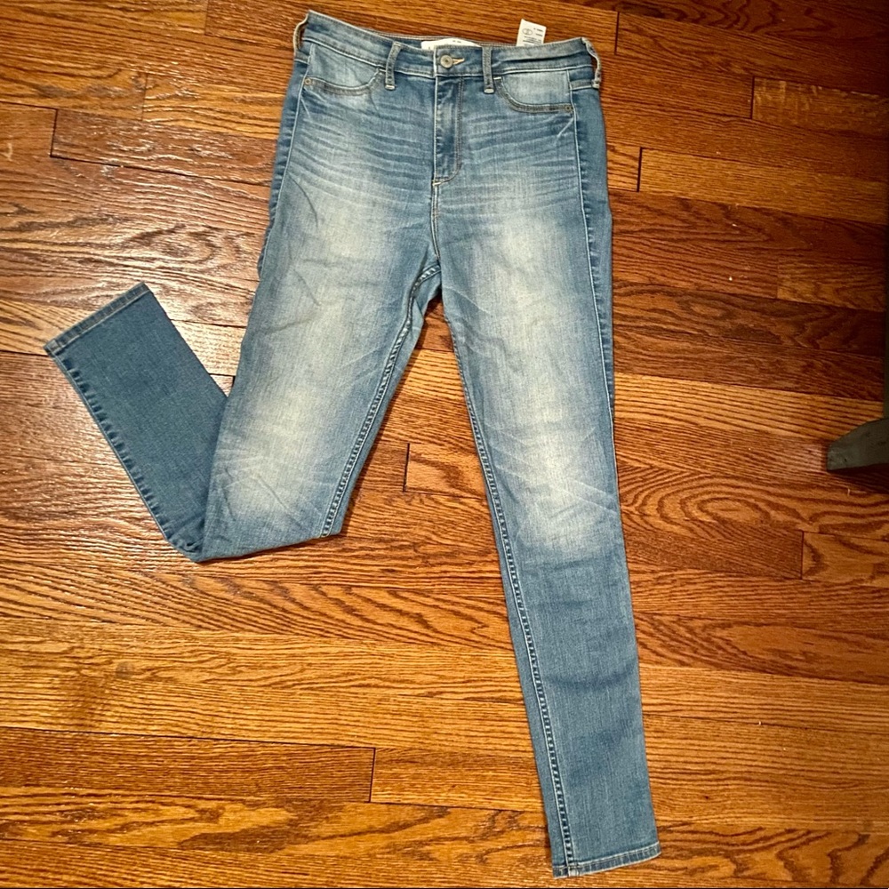 Abercrombie & Fitch Light Wash Skinny Jeans 4